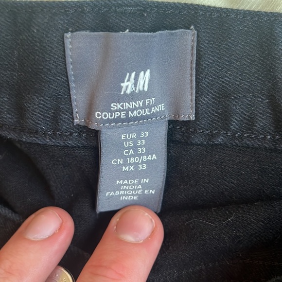 H&M black skinny-ish pants. Skinny but stretchy! - Picture 3 of 3